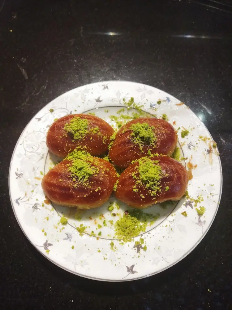 ANTEPLİ KARDEŞLER SICAK TATLI BAKLAVA — Tatlıcılar, Kağıthane · fotoğraf 2