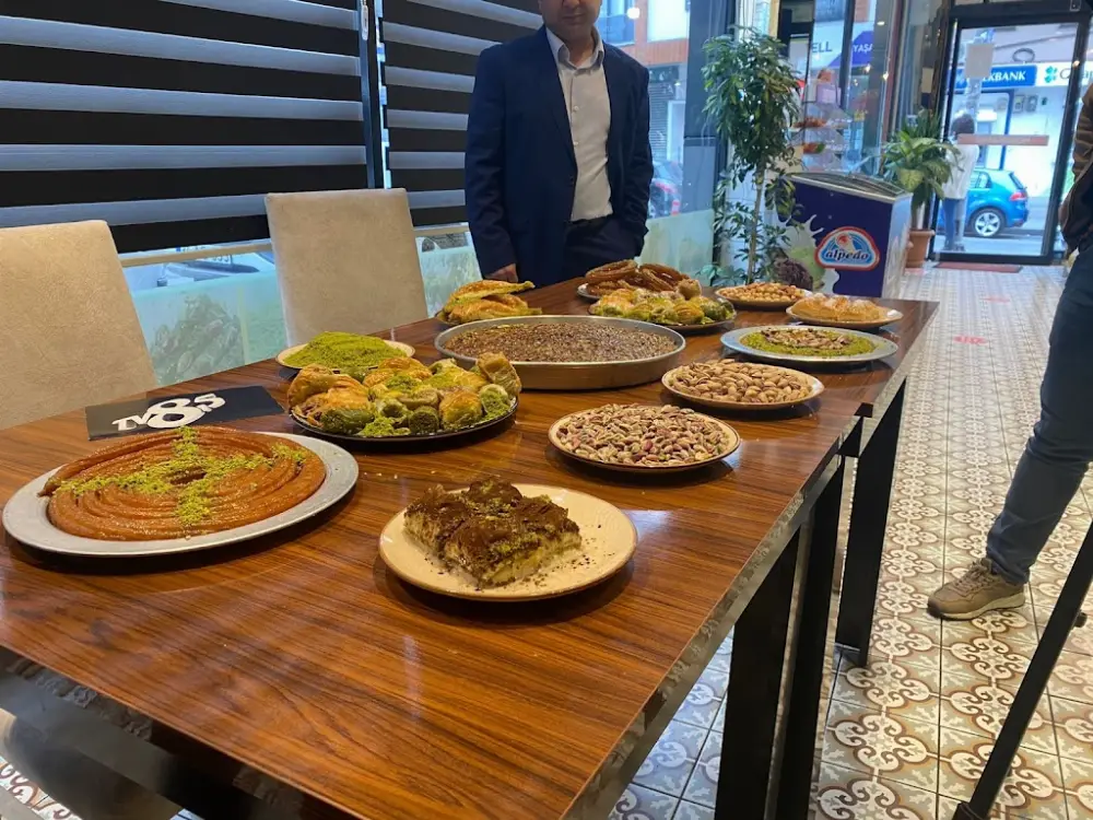 Özmenoğlu Baklavaları Çeliktepe Şubesi — Tatlıcılar, Kağıthane · fotoğraf 2