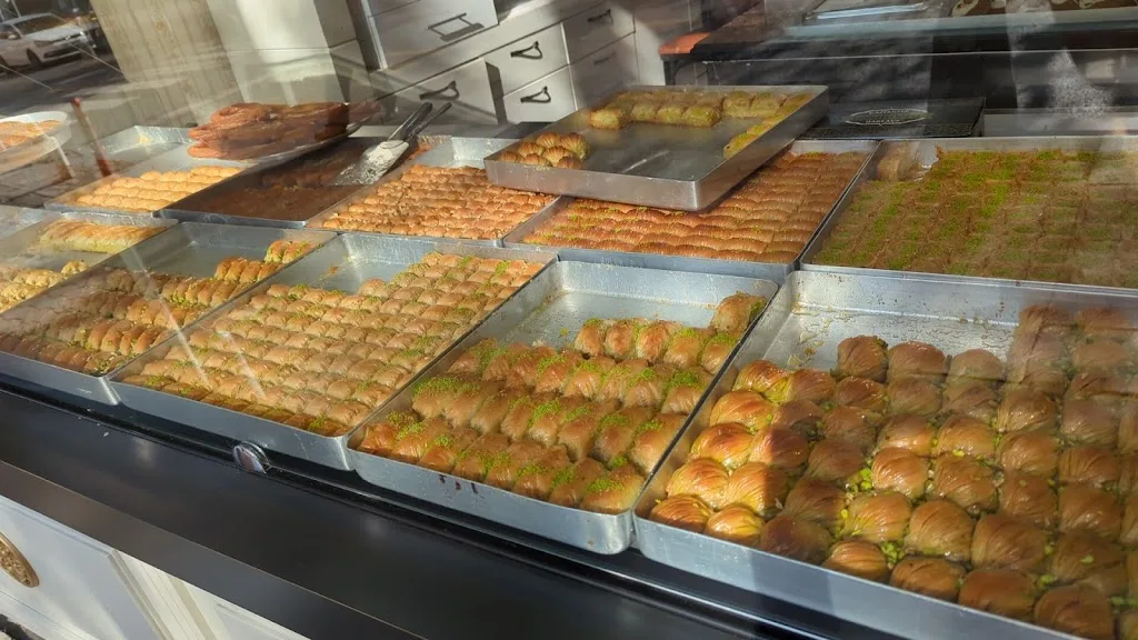 Gönüloğlu Baklava Künefe Börek — Tatlıcılar, Kağıthane · fotoğraf 1