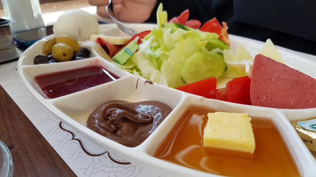 Nur Pasta Çikolata Cafe Restaurant — Tatlıcılar, Kağıthane · fotoğraf 1