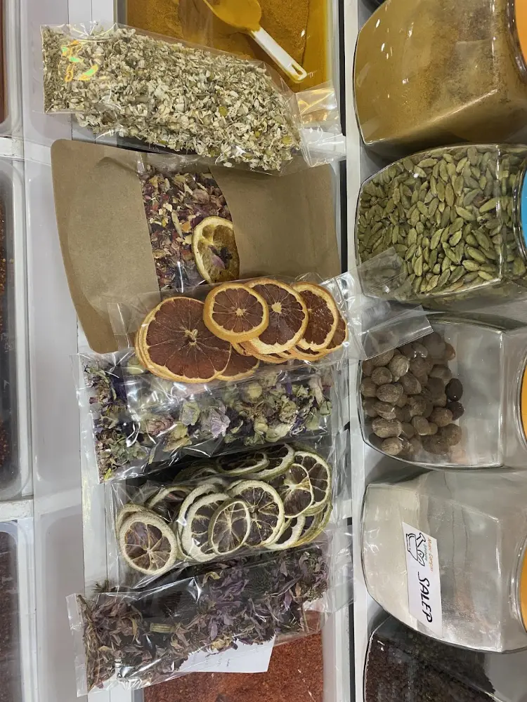 Mısır Çarşısı Aktar Baharat Çeşitleri Şifali Bitkiler — Baharatçılar, Kağıthane · fotoğraf 4