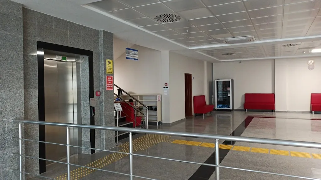 KSÜ Yarı Olimpik Kapalı Yüzme Havuzu — Yüzme Havuzları, Onikişubat · fotoğraf 1
