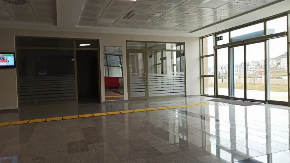 KSÜ Yarı Olimpik Kapalı Yüzme Havuzu — Yüzme Havuzları, Onikişubat · fotoğraf 2