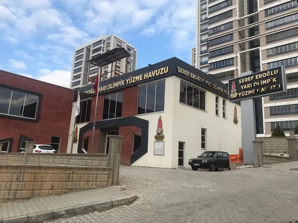 Şeref Eroğlu yarı olimpik kapalı yüzme havuzu — Yüzme Havuzları, Onikişubat · fotoğraf 2