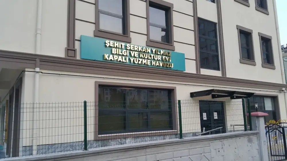 Şehit Serkan Yılmaz Bilgi ve Kültür Evi — Yüzme Havuzları · fotoğraf 2
