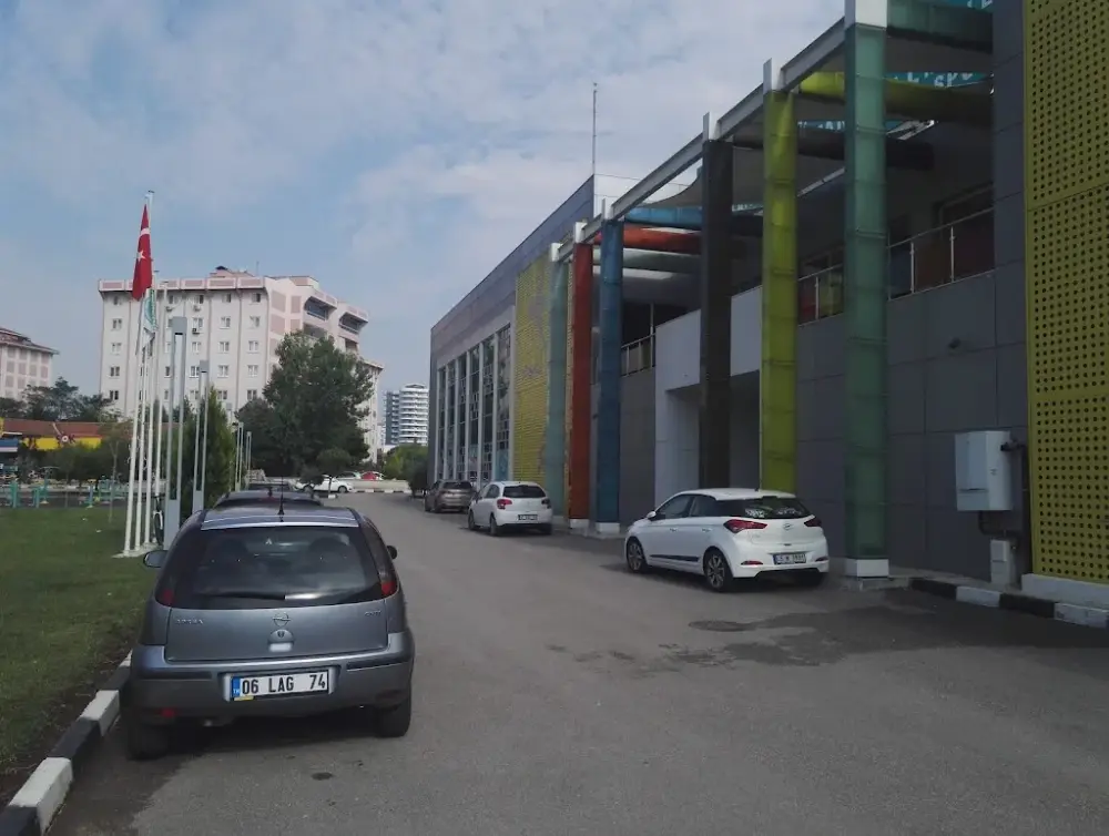 Manisa Büyükşehir Belediyesi Tarık Almış Kapalı Yüzme Havuzu Ve Spor Salonu — Yüzme Havuzları · fotoğraf 4