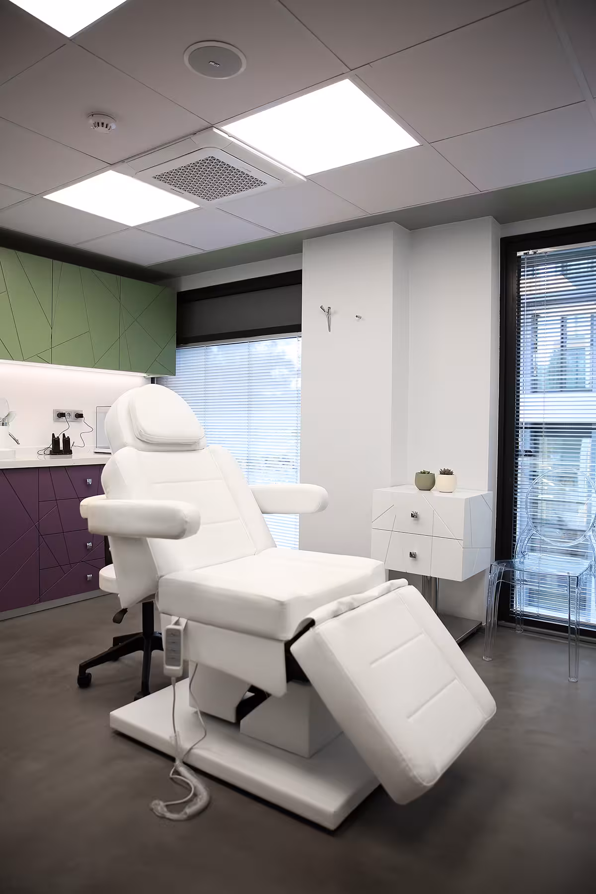Doç. Dr. Işıl Bulur İstanbul Dermatoloji Kliniği Botoks, Dolgu, Kozmetik Dermatoloji, Saç Dökülmesi Tedavisi - görsel 3