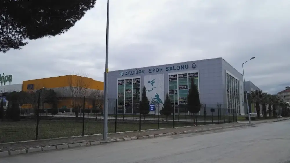 Salihli Belediyesi Atatürk Spor Salonu — Yüzme Havuzları, Salihli · fotoğraf 3