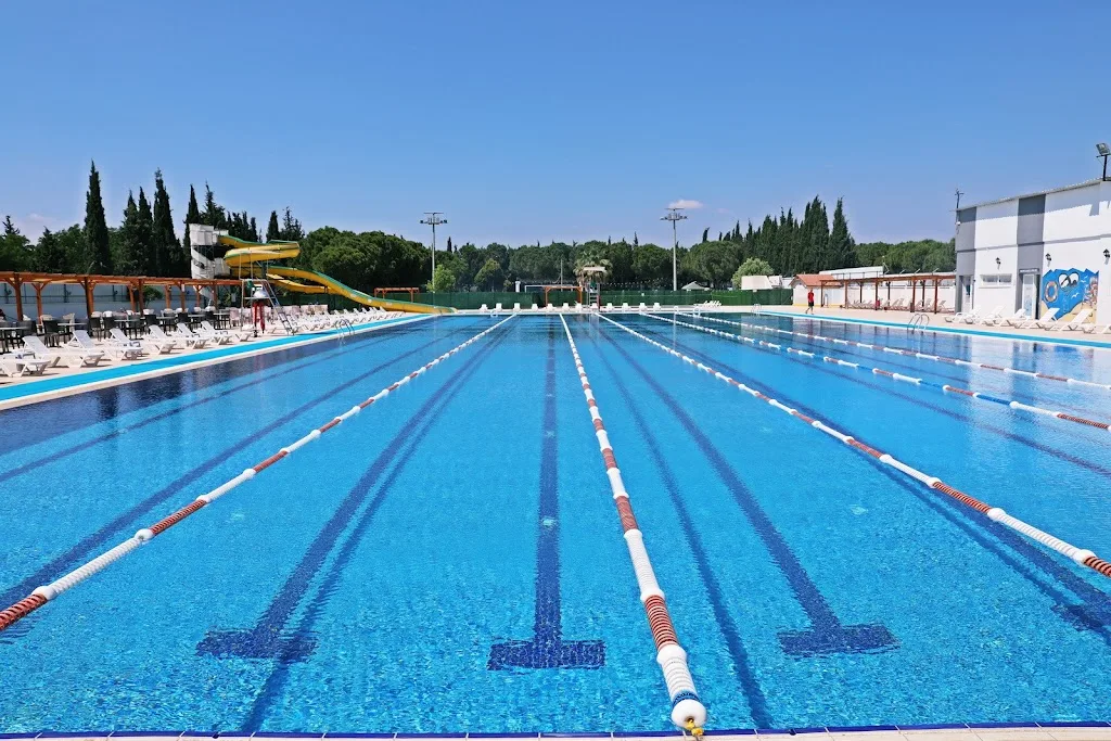 Akhisar Belediyesi Erdoğan Kanburoğlu Olimpik Yüzme Havuzu ve Spor Kompleksi — Yüzme Havuzları, Akhisar · fotoğraf 1