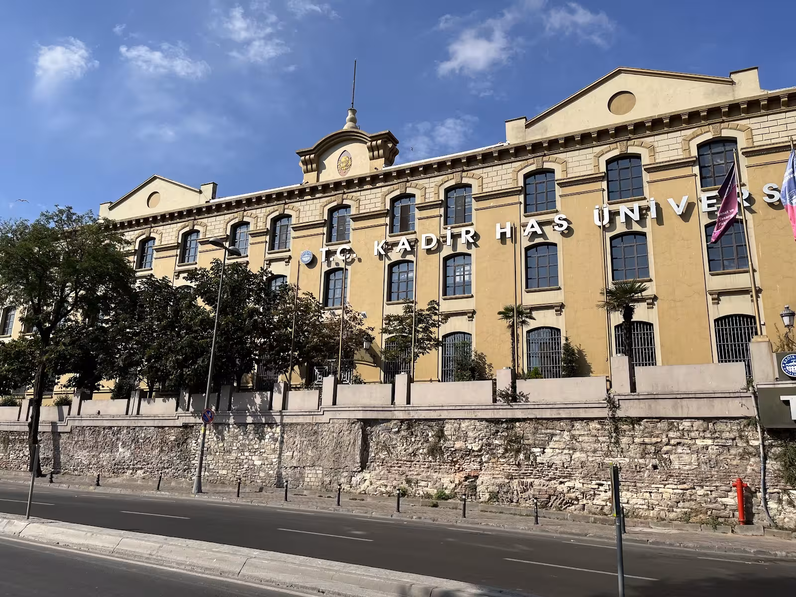 Kadir Has Üniversitesi - görsel 1