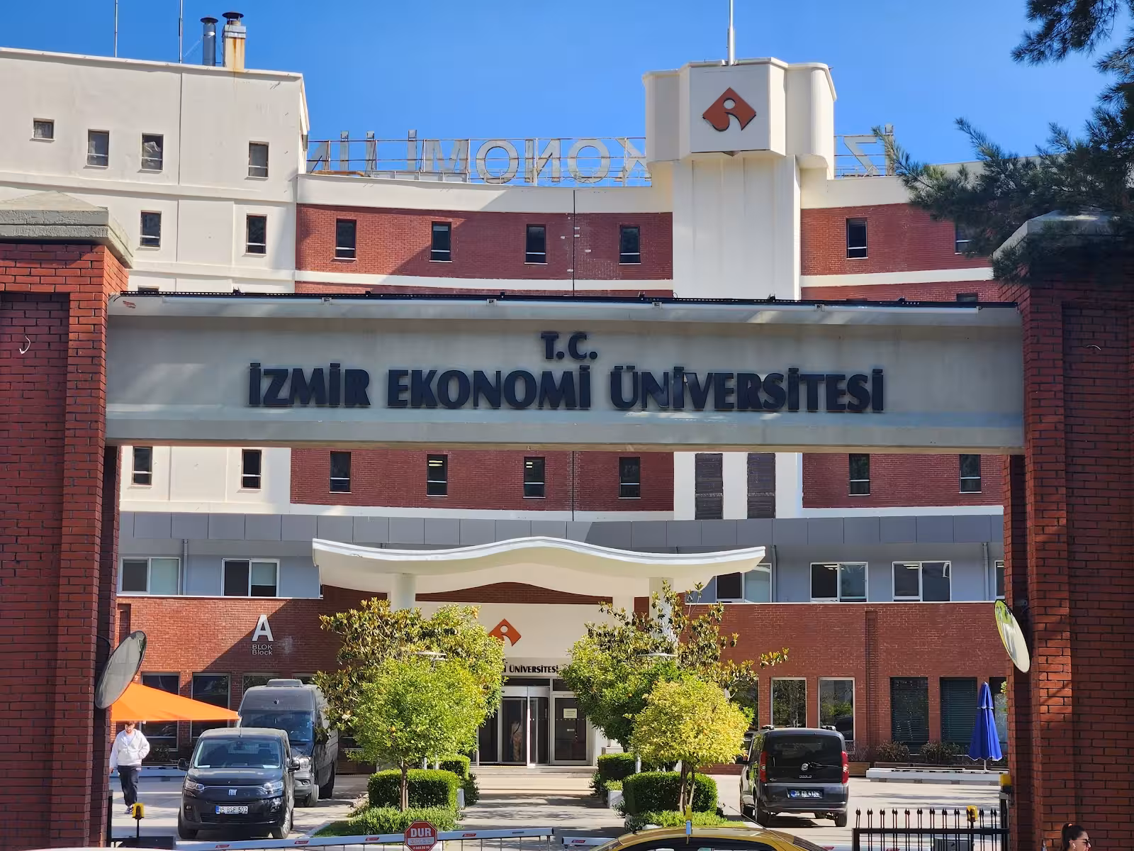 İzmir Ekonomi Üniversitesi — Üniversiteler · fotoğraf 1