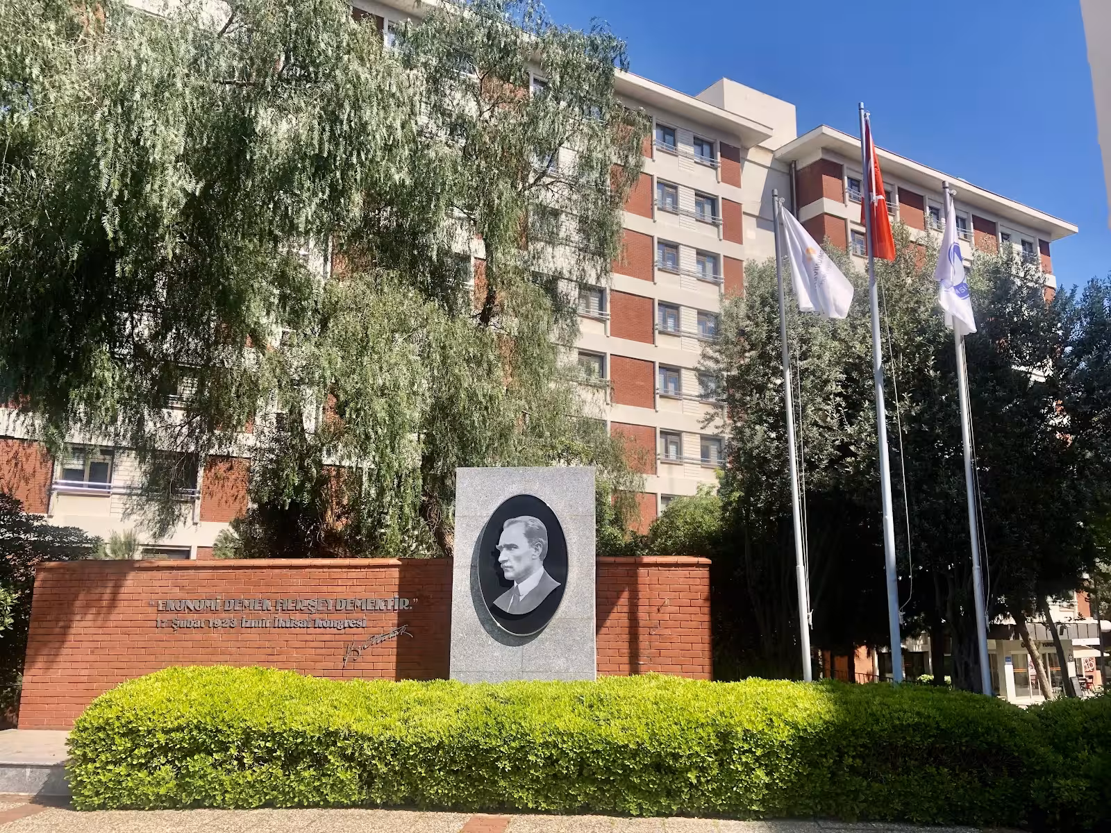 İzmir Ekonomi Üniversitesi — Üniversiteler · fotoğraf 2