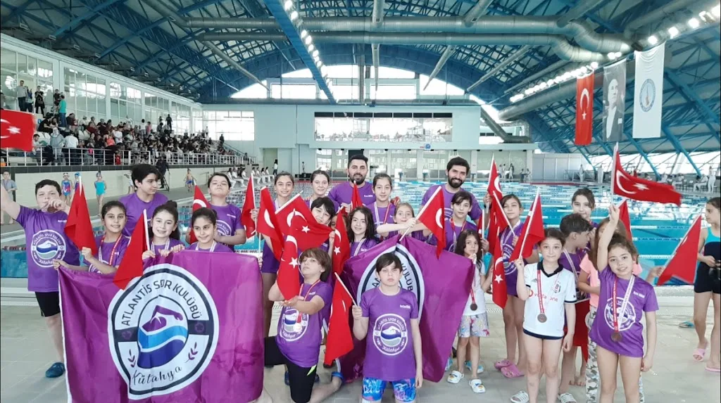 𝐊Ü𝐓𝐀𝐇𝐘𝐀 𝐘Ü𝐙𝐌𝐄 𝐊𝐔𝐑𝐒𝐔 | 𝐀𝐓𝐋𝐀𝐍𝐓İ𝐒 𝐒𝐏𝐎𝐑 𝐊𝐔𝐋Ü𝐁Ü — Yüzme Havuzları, Merkez · fotoğraf 1