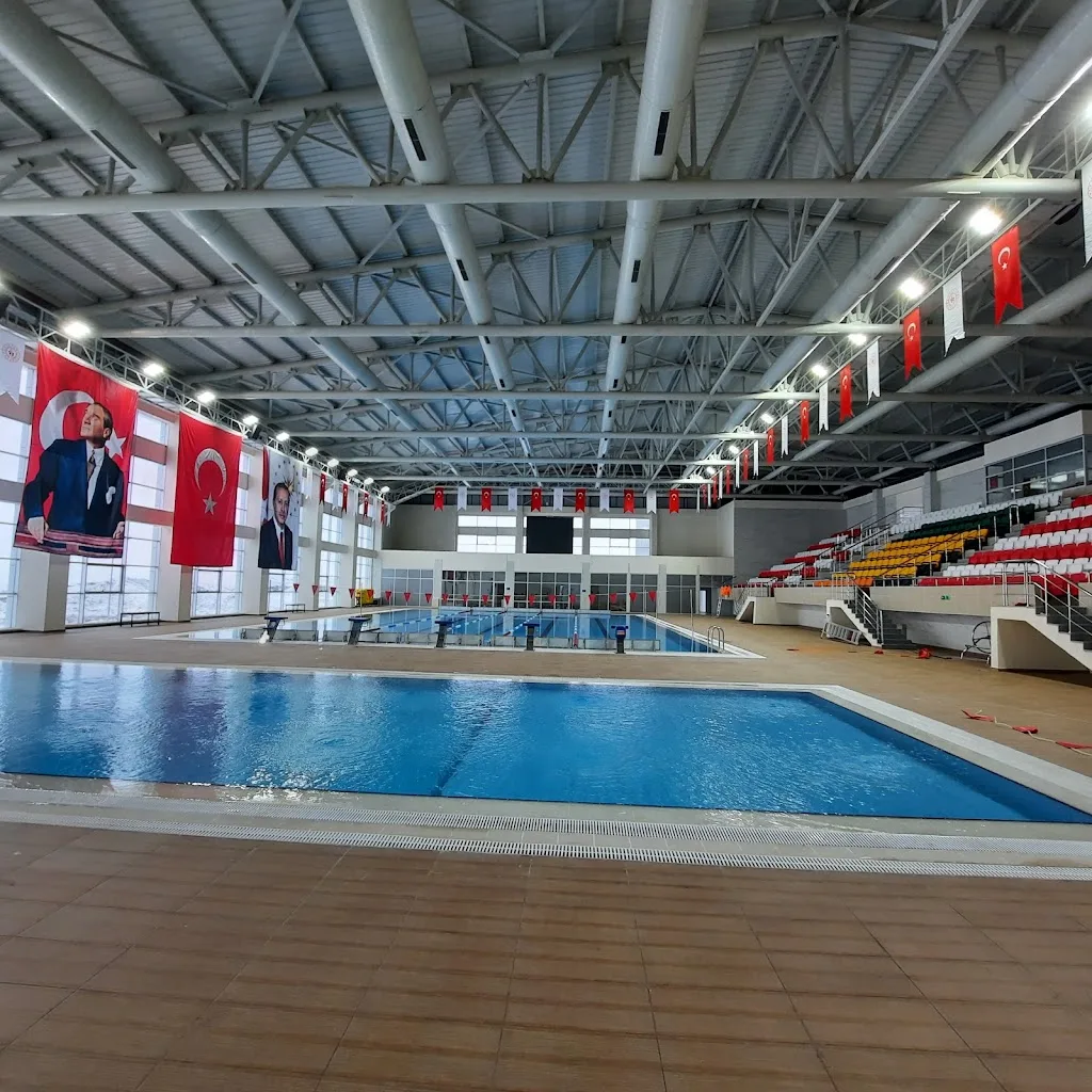 Yarı Olimpik Kapalı Yüzme Havuzu — Yüzme Havuzları, Merkez · fotoğraf 1