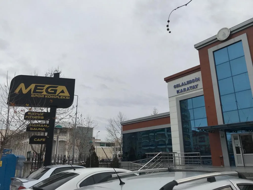 MEGA SPOR KOMPLEKSİ — Yüzme Havuzları, Karatay · fotoğraf 1